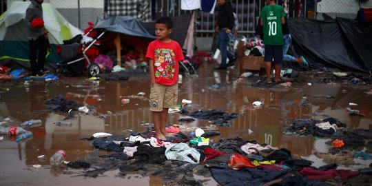 Genangan Air Rendam Tenda Para Imigran di Meksiko