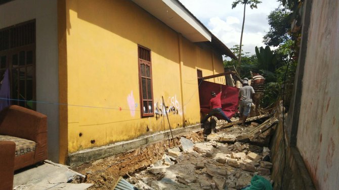 rumah ambruk dekat dengan galian tambang kaltim