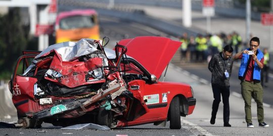 Bus Hantam Taksi di Hong Kong, 5 Orang Tewas dan 32 Luka