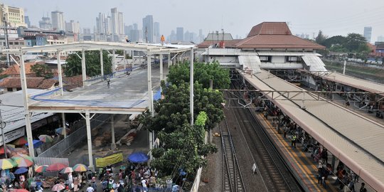 Pedagang di Skybridge Tanah Abang Kena Retribusi Rp 500 Ribu