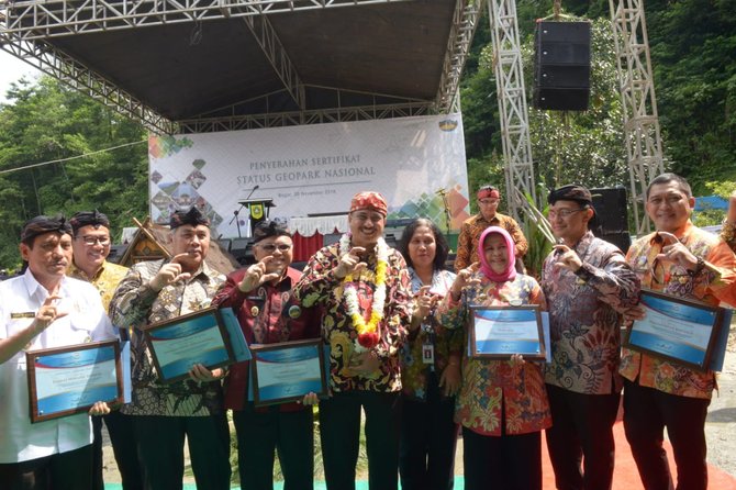 menpar arief yahya saat penyerahan sertifikat dan penandatanganan prasasti peresmian geopark pongkor