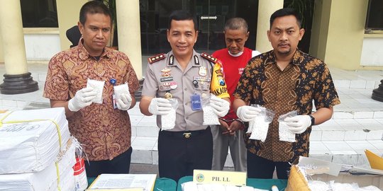 Pria Paruh Baya Diringkus Polisi Saat Bawa Sejuta Pil Koplo