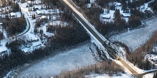 Gempa Dahsyat di Alaska Akibatkan Jalan Amblas dan Hancur