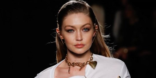 Pesona Gigi Hadid di Versace Pre-Fall 2019