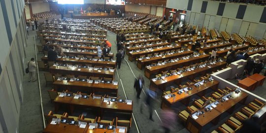 DPR Lantik 5 Anggota Dewan Baru dari Hanura dan PPP