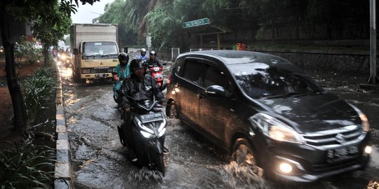 Banjir Genangi Jalan DI Panjaitan