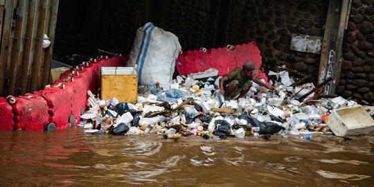 Jakarta Diguyur Hujan, Sampah Menumpuk di Pintu Air Manggarai