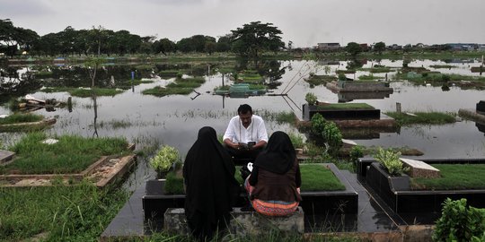 Masuk Musim Hujan, Ratusan Makam di TPU Semper Terendam Banjir