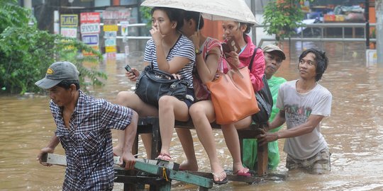 Banjir & Longsor Terjadi di Cilandak Barat Akibat Hujan Lebat