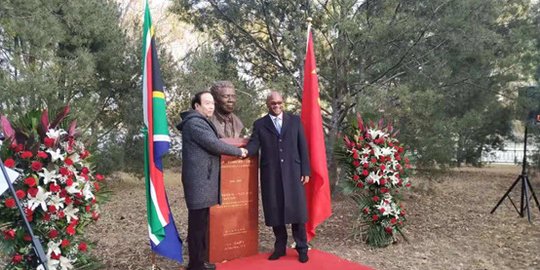 China Resmikan Patung Nelson Mandela di Hari Peringatan 100 Tahun Kelahiran