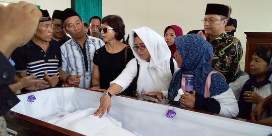 Jenazah Sastrawan NH Dini Dikremasi di Ambarawa