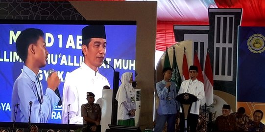 Di Depan Ribuan Santri, Jokowi Jelaskan Pentingnya Bangun Infrastruktur di Papua