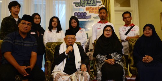 Keakraban Ma'ruf Amin Ngobrol Santai Bareng Wartawan di Rumahnya