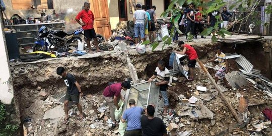 Longsor di Depok, 1 Bengkel ambles ke Sungai