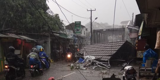 50 Rumah Rusak dan 6 Kendaraan di Bogor Ringsek Diterjang Angin Kencang