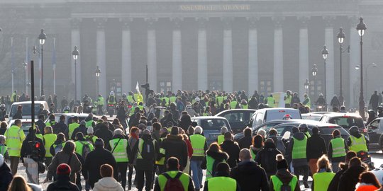 Rapuhnya Macron di Tengah Protes Rompi Kuning