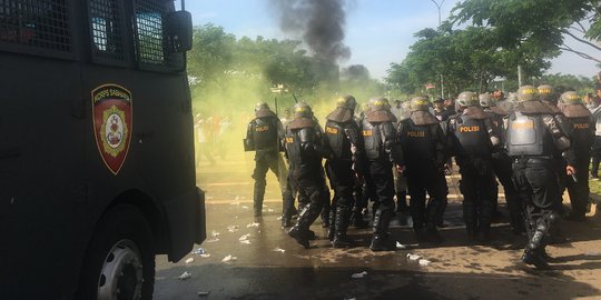 Simulasi Pengamanan Pemilu, Petugas Bubarkan Massa Rusuh Pakai Water Cannon