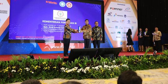 Menteri Amran Bawa Kementan Raih Tiga Penghargaan di Ajang TOP IT & TELCO 2018