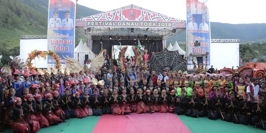 Tarian Era-Era Bikin Pembukaan Festival Danau Toba 2018 Meriah