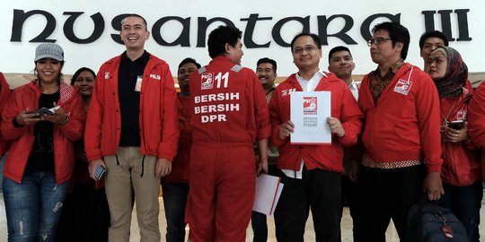 Sambangi Gedung Parlemen, Sejumlah Caleg PSI 'Bersih-bersih DPR'