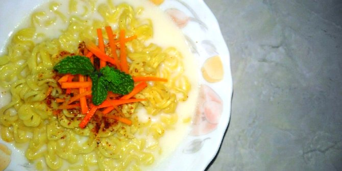 Resep milk ramen, modifikasi seru mi kuah instan untuk hadapi cuaca dingin