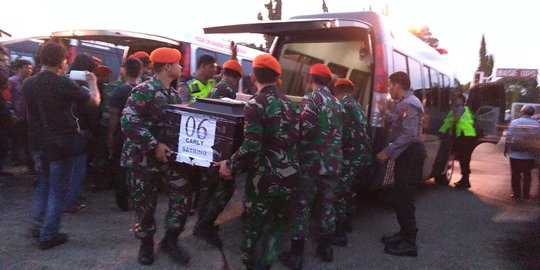 14 Jenazah Korban Penembakan Papua Tiba di Makassar, Tangis Keluarga Pecah
