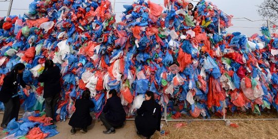 Ciptakan Rekor Dunia, Siswa di Nepal Membuat Replika Laut Mati dari Plastik