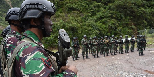 Pascapenembakan, pekerja Trans Papua Didampingi Pasukan TNI Saat Kerjakan Proyek