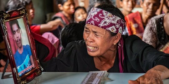 Tangis Histeris Keluarga Sambut Jenazah Korban Penembakan di Papua