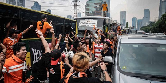 Puluhan Ribu Jakmania Serbu Gelora Bung Karno