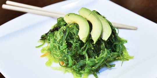 Suka Salad Wakame? Ini Manfaat Kecantikan yang Bisa Didapat dengan Memakannya