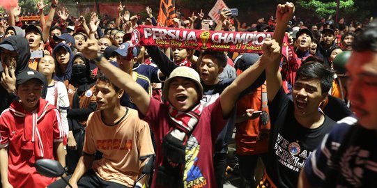 Rayakan Gelar Juara, Suporter Persija Berpesta di Bundaran Hotel Indonesia