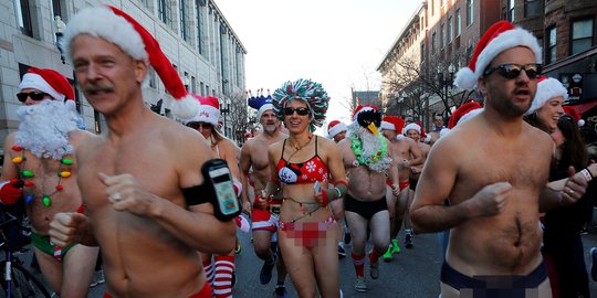 Ratusan Orang di Boston Ikuti Lomba Santa Speedo Run ke-18 Jelang Natal