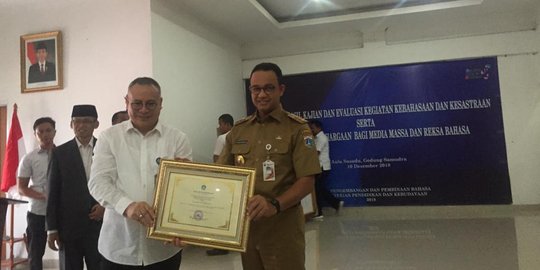Ikut Kembangkan Bahasa Indonesia di DKI, Anies Terima Penghargaan Reksa Bahasa
