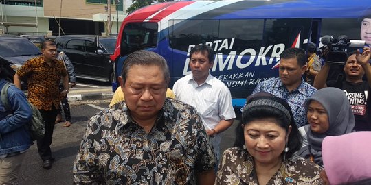 Kunjungan ke Gunungkidul, SBY Makan Bakso & Nyanyi 3 Lagu Bareng Pengamen