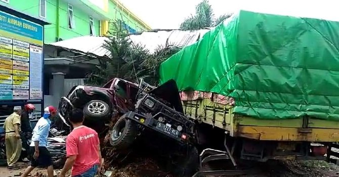 truk tabrak mobil dan motor di depan rsu muhamadiyah bumiayu