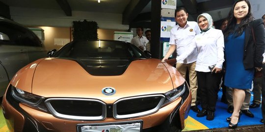 Kini Mobil Listrik BMW Bisa 'Dicas' di SPBU Pertamina Kuningan-Jakarta