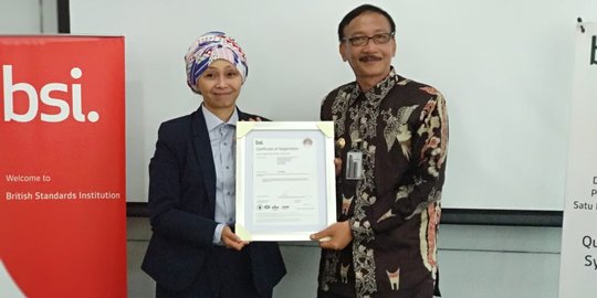 Permudah Izin Investasi, Bupati Pesisir Selatan Terima Sertifikat ISO 9001:2015