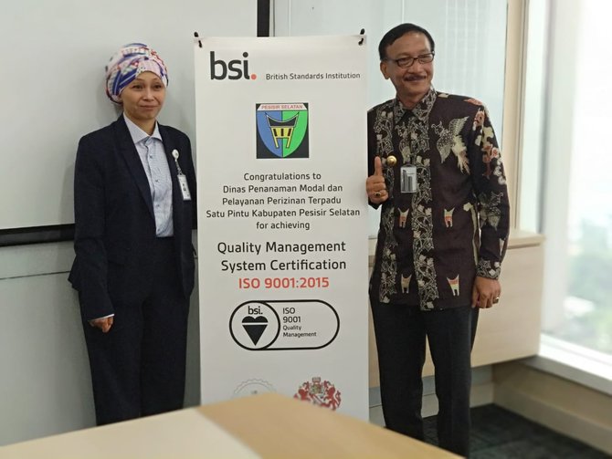 bupati pesisir selatan hendrajoni menerima serifikat iso 90012015 dari managing director bsi indonesia erna damayanti