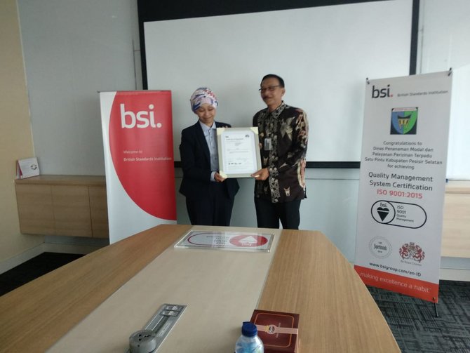 bupati pesisir selatan hendrajoni menerima serifikat iso 90012015 dari managing director bsi indonesia erna damayanti