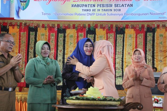 lisda hendrajoni hadiri hut darma wanita kabupaten pesisir selatan