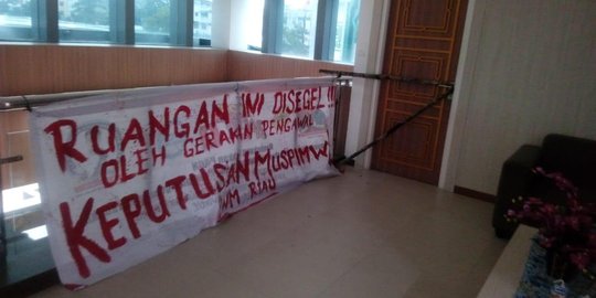 Mahasiswa Segel Kantor Rektor Universitas Muhammadiyah Riau