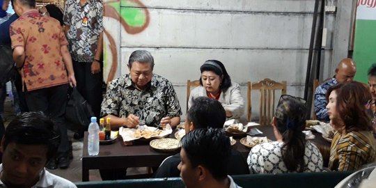 Malam-Malam, SBY Nikmati Angkringan 'Zaman Edan' di Yogyakarta