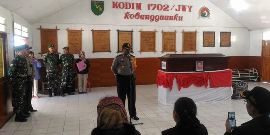 Kapolres Jayawijaya Serahkan Jenazah Matius Korban KKSB ke PT. Istaka Karya