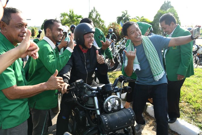 rommy keliling kendari dengan harley davidson