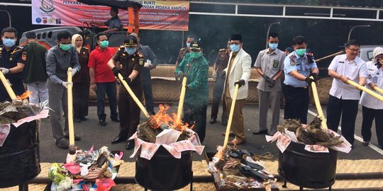 Narkoba, Uang Palsu Hingga Kosmetik Palsu Dibakar Kejari Bandung