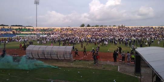 Tak Puas dengan Wasit, Penonton Laga PS Tira Vs PSIM Masuk Lapangan
