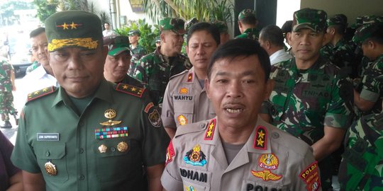 Cari Pelaku Pengeroyok Anggota TNI, Polsek Ciracas Diserang Massa