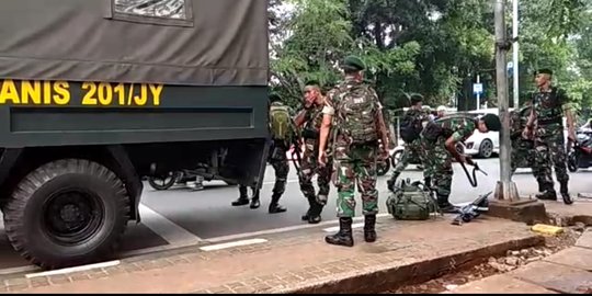 Anggota TNI Berlaras Panjang Berjaga di Sekitar Polsek Ciracas