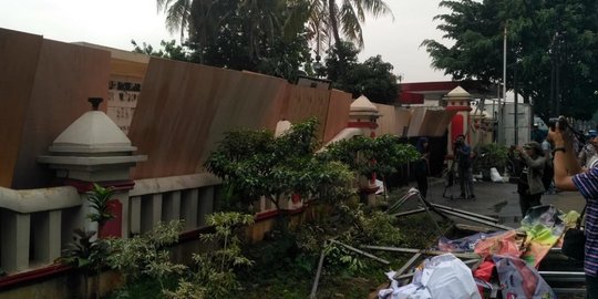 Polsek Ciracas Dirusak & Dibakar karena Massa Tak Puas Jawaban Kapolres Jaktim